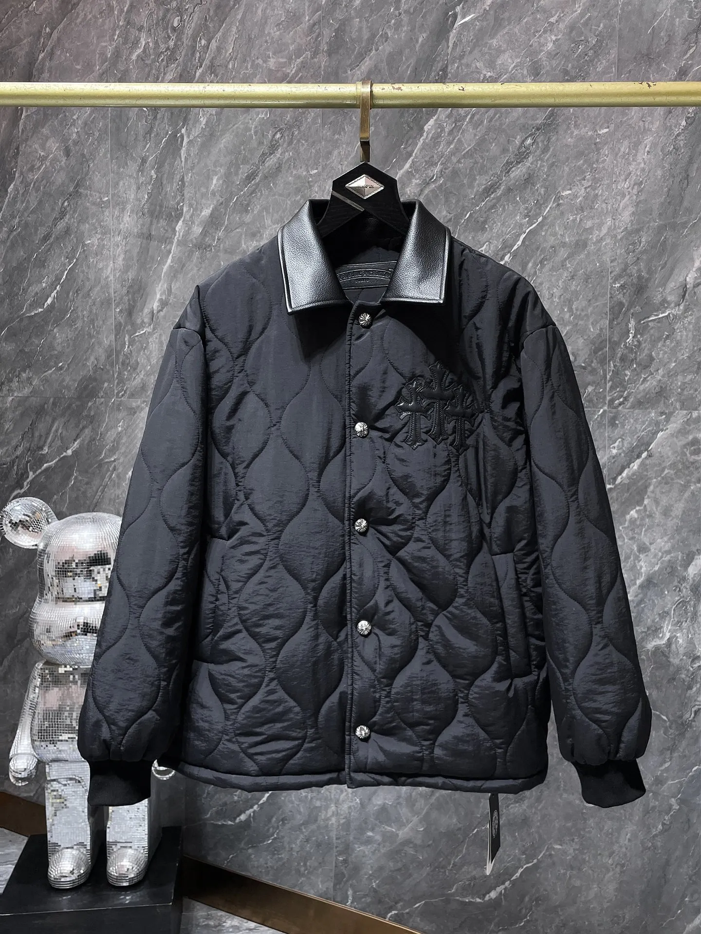 P416 Chrome Hearts 🍁Winter cotton jacket series🍁 25ss Crow Heavy Industry Cross Leather Label Lapel Embroidered Cotton Jacket Available at counters simultaneously❤ The highest version series on the market Customized version of windproof pure cotton jacket fabric Filled with high-density high-elastic down cotton inside Highly warm, fluffy and soft, extremely resilient Lightweight and fashionable ✨✨ Slim fit and not bloated Recommended color: black Code number: S, M, L, XL